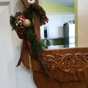 Festive Holiday Wreath with Gold and Red Accents